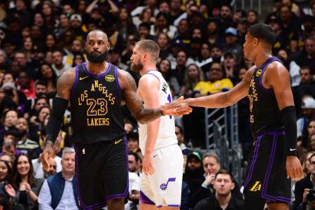 　ジャズ戦に出場したレーカーズの八村塁（右）とＬ・ジェームズ（左）＝１８日、ロサンゼルス（ＮＢＡＥ・ゲッティ＝共同）