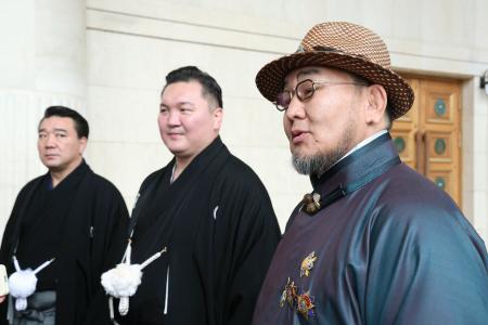 　モンゴル訪問中の天皇、皇后両陛下を歓迎する式典に参列後、取材に応じるモンゴル出身の元横綱の３人。（右から）朝青龍さん、白鵬さん、日馬富士さん＝８日、ウランバートル（共同）