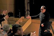 同窓生らにスプーン曲げに挑戦させるＭｒ．マリックさん＝岐阜市柳ケ瀬通、ホテルグランヴェール岐山