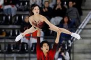 　ペアＳＰ　演技する三浦璃来（上）、木原龍一組＝アンジェ（共同）