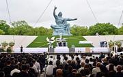 　原爆投下から８０年となり、長崎市の平和公園で営まれた「長崎原爆犠牲者慰霊平和祈念式典」＝９日午前（代表撮影）