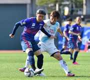 富山×ＦＣ岐阜＝後半、相手にプレスを仕掛けるＦＣ岐阜のＤＦ宇賀神（右）＝富山県総合運動公園陸上競技場