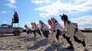 スターターの号砲で一斉にダートを駆け出す「ウマ娘」たち＝岐阜県羽島郡笠松町、笠松競馬場