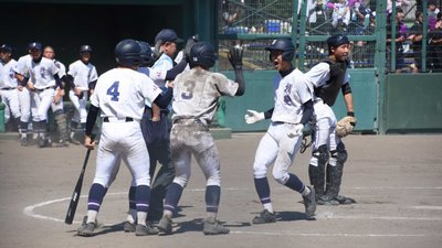 加納×揖斐＝９回表揖斐２死一、三塁、左越えに逆転の３点本塁打を放ち、チームメートから出迎えを受ける山田＝大野レインボー