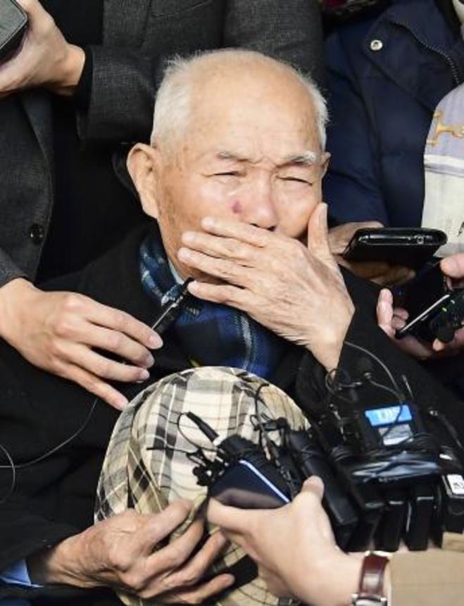 　２０１８年１０月、韓国の元徴用工訴訟で勝訴が確定し、記者団の取材に応じ涙を流す原告の李春植さん＝ソウル（共同）