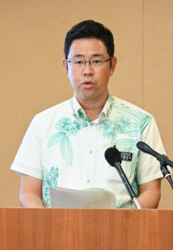 　記者会見する沖縄県の古謝玄太知事＝２７日午前、県庁