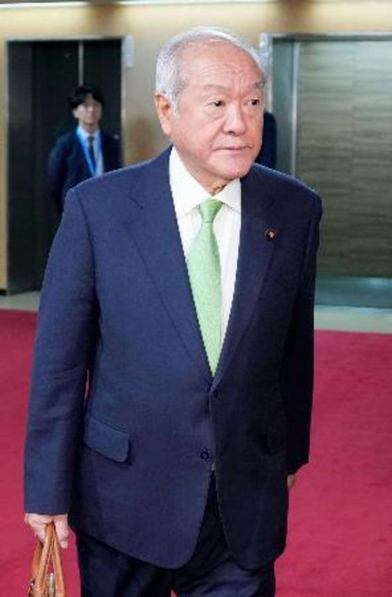 　会談に向かう自民党の鈴木幹事長＝２３日午前、東京・永田町の党本部