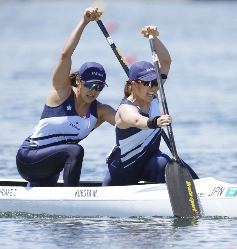 女子カナディアンペア５００メートル準々決勝　レース終盤で力強くこぐ久保田愛夏（右）、桐明輝子組＝海の森水上競技場