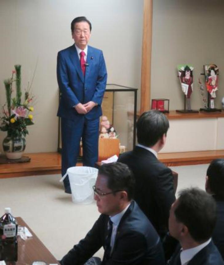 　東京都内の私邸で開いた新年会で、あいさつする立憲民主党の小沢一郎衆院議員＝１日午後