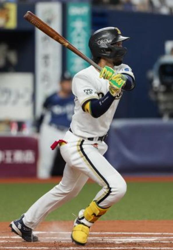 　６回オリックス２死三塁、宗が右前に適時打を放つ＝京セラドーム