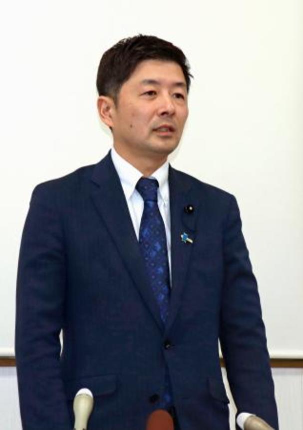 　衆院選福井２区からの出馬見送りを表明した山本建氏＝２４日午後、福井県鯖江市