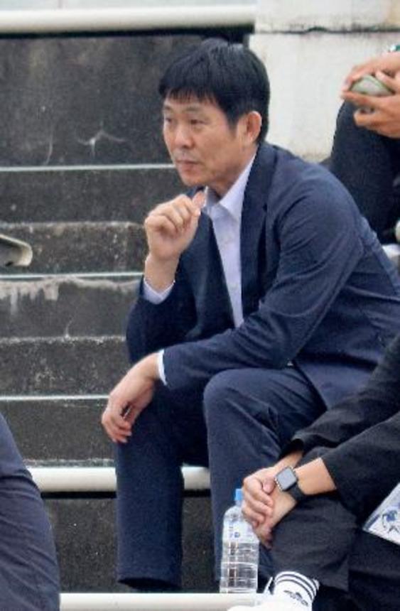 　Ｕ―２２Ｊリーグ選抜と関東大学選抜の試合を視察するサッカー日本代表の森保監督＝千葉県習志野市