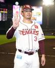 　オリックスに勝利しポーズをとる、逆転満塁本塁打を放った楽天・浅村＝楽天モバイルパーク