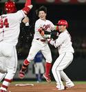 　１０回、プロ初安打となるサヨナラ打を放ち喜ぶ広島・勝田（中央）＝マツダ