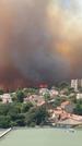 　フランス・マルセイユの住宅街付近で、山火事により立ち上る煙＝８日（＠ｍｉｍｉｉｉｉｅのインスタグラムから、ロイター＝共同）