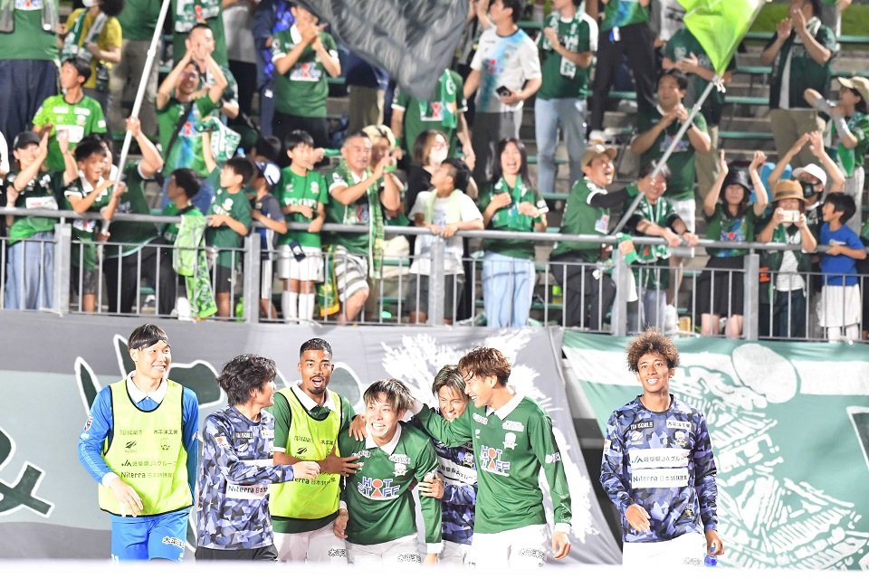 ＦＣ岐阜×相模原＝後半４１分、勝ち越しゴールを決め、仲間の祝福を受けるＦＣ岐阜のＦＷ田口（左から４人目）＝長良川競技場
