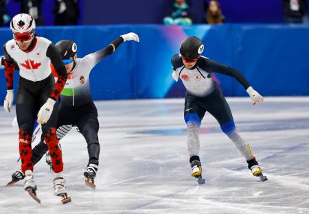 　男子１０００メートル準々決勝　ゴールする吉永一貴（右）＝ミラノ（共同）