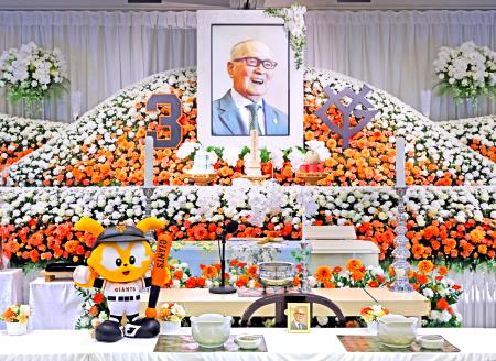 　葬儀・告別式で祭壇に飾られた長嶋茂雄さんの遺影＝８日午前、東京都内（読売新聞社提供）
