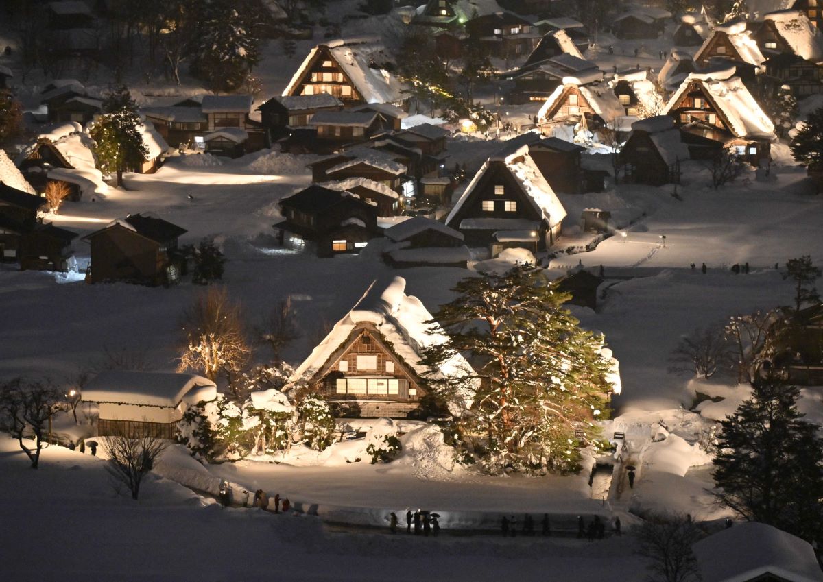 雪の合掌集落を照らし出した白川郷ライトアップ＝１６日午後５時４２分、岐阜県白川村荻町