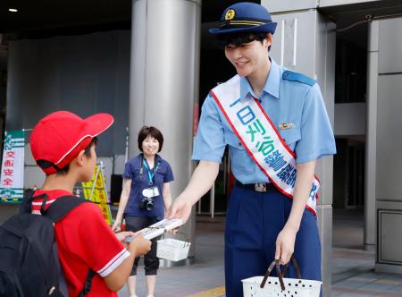 　愛知県警刈谷署の一日署長に就任し、「飲酒運転なくそうめん」と銘打った袋入りそうめんを配布するバスケットボール女子Ｗリーグ、デンソーの赤穂ひまわり選手＝１１日午後、刈谷駅前