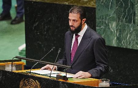 　２３日、国連総会一般討論で演説するシリアのシャラア暫定大統領＝ニューヨーク（ゲッティ＝共同）