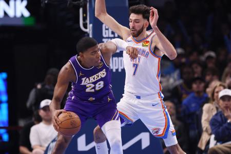 　サンダー戦で相手と競り合いながらドリブルするレーカーズの八村（左）＝オクラホマシティー（ＡＰ＝共同）