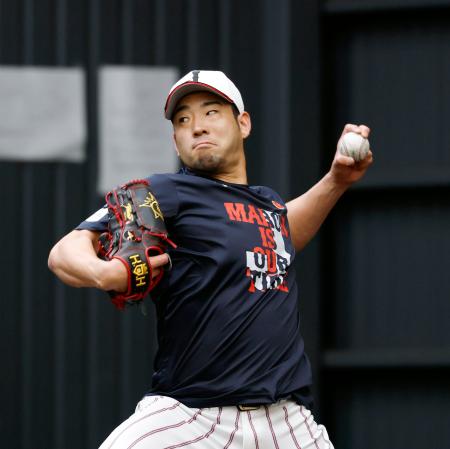 　ブルペンで投球練習する菊池＝宮崎