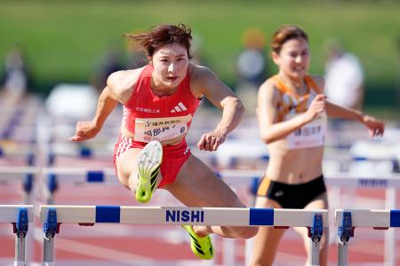 　女子１００メートル障害予選　力走する福部真子＝福井県営陸上競技場