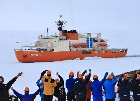 　昭和基地に接岸する南極観測船「しらせ」＝２０２３年１２月（南極観測隊同行記者撮影）