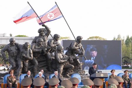 　２６日、平壌で「海外軍事作戦戦闘偉勲記念館」の完工式に参加した金正恩朝鮮労働党総書記ら（ロシア下院提供・タス＝共同）