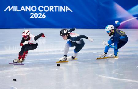 　男子５００メートル予選　滑走する宮田将吾（中央）＝ミラノ（共同）