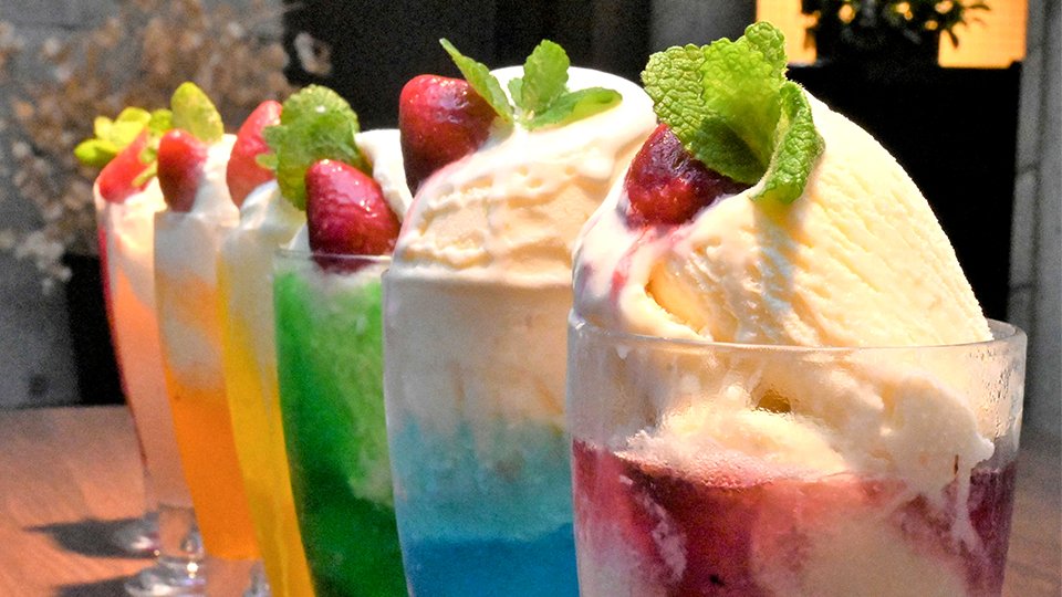 たっぷり載ったバニラアイス。冷凍イチゴと自家栽培のミントがうれしい＝同