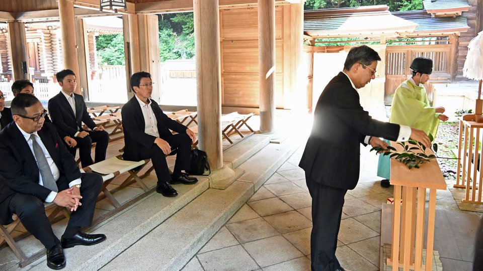 玉串をささげる村瀬幸雄会長（右）＝岐阜市伊奈波通、伊奈波神社