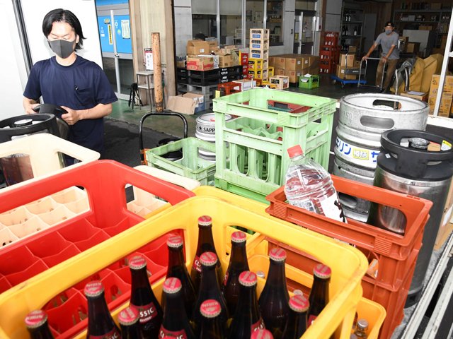 配送トラックに注文のあった酒やソフトドリンクを積み込む従業員＝岐阜市上川手、藤澤酒店