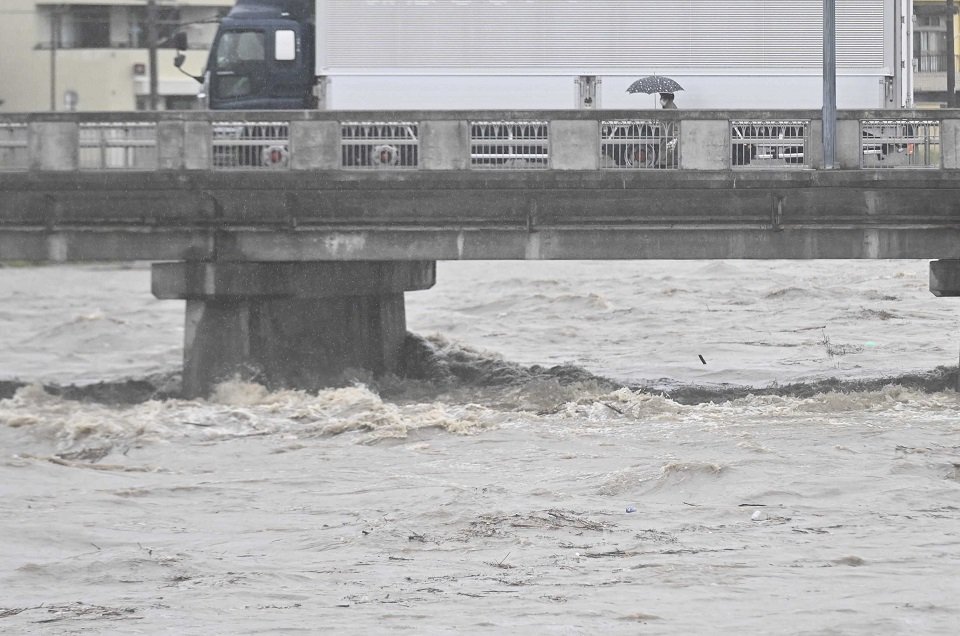 大雨で増水した土岐川＝２日午後２時１１分、多治見市内