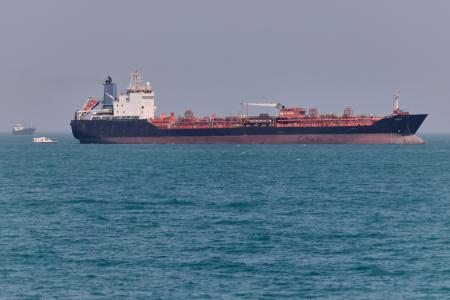 　ホルムズ海峡に停泊する原油タンカー＝５月（ＡＰ＝共同）