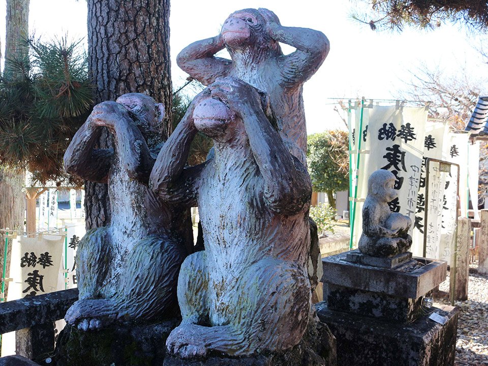 庚申の使いとされる三猿＝中津川市下野、下野庚申堂