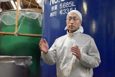 　酒造りについて話す佐渡酒造協会の加藤一郎代表＝４月、新潟県佐渡市