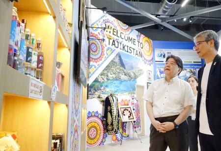　大阪・関西万博会場を視察する林官房長官（左）＝２４日午後、大阪市