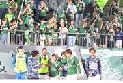 ＦＣ岐阜×相模原＝後半４１分、勝ち越しゴールを決め、仲間の祝福を受けるＦＣ岐阜のＦＷ田口（左から４人目）＝長良川競技場