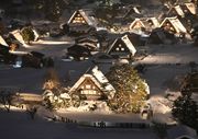 雪の合掌集落を照らし出した白川郷ライトアップ＝１６日午後５時４２分、岐阜県白川村荻町