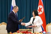 　ロシアのラブロフ外相（左）と握手する北朝鮮の崔善姫外相＝１２日、北朝鮮東部元山（朝鮮中央通信＝共同）