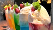 たっぷり載ったバニラアイス。冷凍イチゴと自家栽培のミントがうれしい＝同