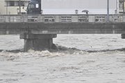 大雨で増水した土岐川＝２日午後２時１１分、多治見市内