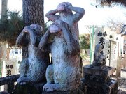 庚申の使いとされる三猿＝中津川市下野、下野庚申堂