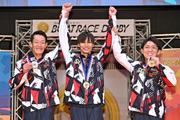 　第７２回ボートレースダービーで優勝した末永和也（中央）。２着の茅原悠紀（左）、３着の桐生順平＝ボートレース津