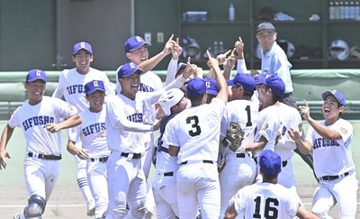 ３年ぶり３１度目の優勝を喜ぶ県岐阜商ナイン＝２８日午前１１時４３分、岐阜市長良福光、ぎふしん長良川球場（撮影・堀尚人）