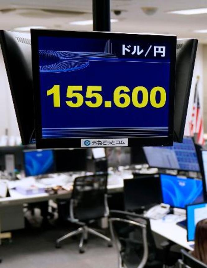 　一時１ドル＝１５５円台を付けた円相場を示すモニター＝３０日午後、東京都港区の外為どっとコム