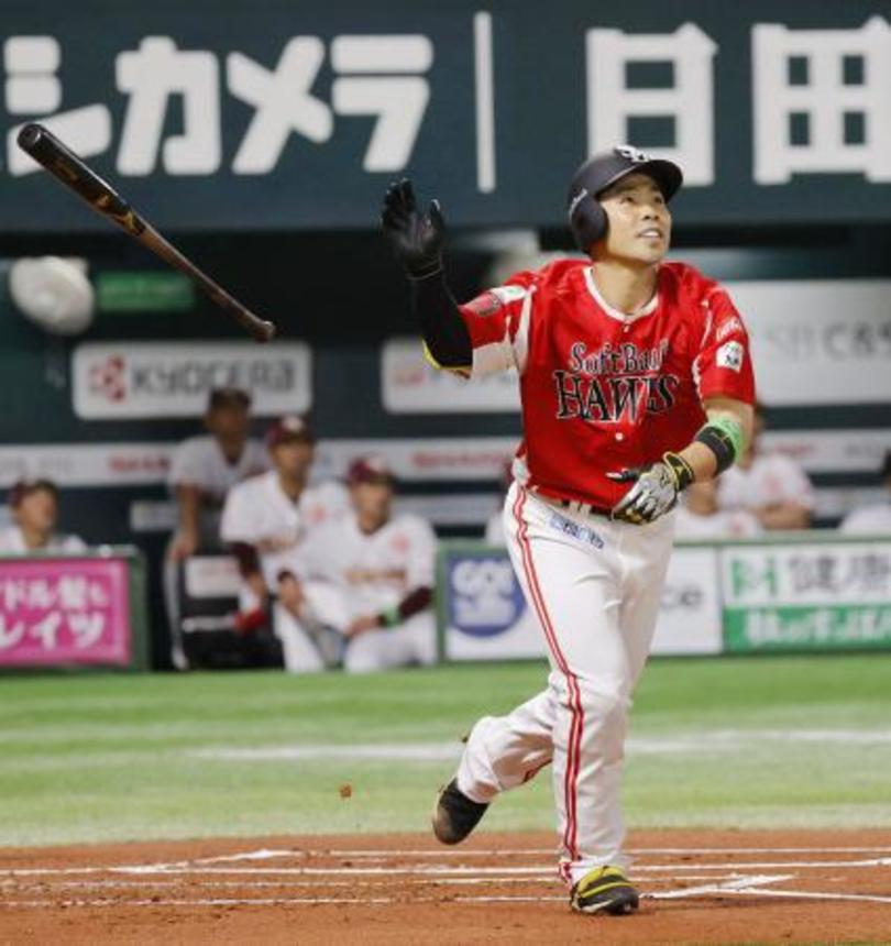 　１回ソフトバンク１死一塁、近藤が右越えに先制２ランを放つ＝みずほペイペイドーム