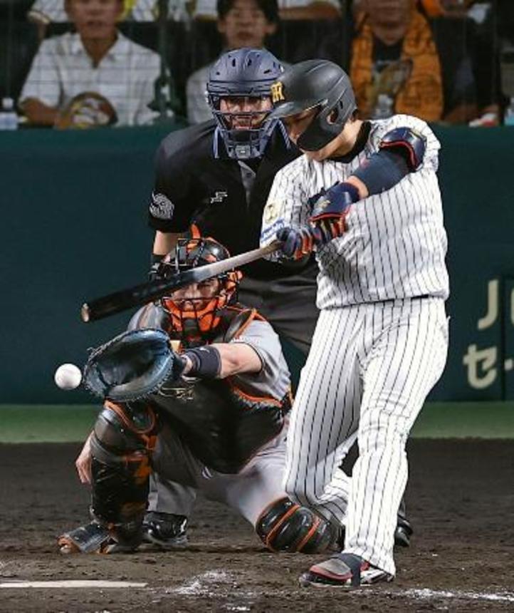 　９回阪神２死二、三塁、大山が中前に同点打を放つ。捕手小林＝甲子園